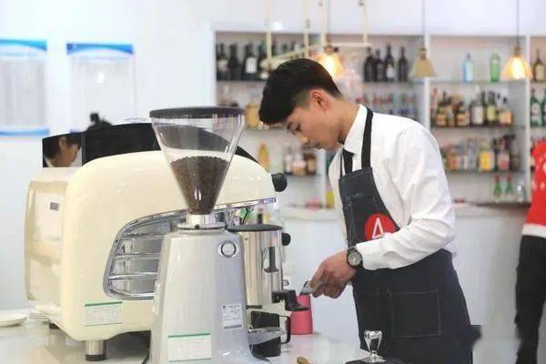 世界技能大賽餐廳服務項目河南省選拔賽在鄭州財經(jīng)技師學院舉行 教育